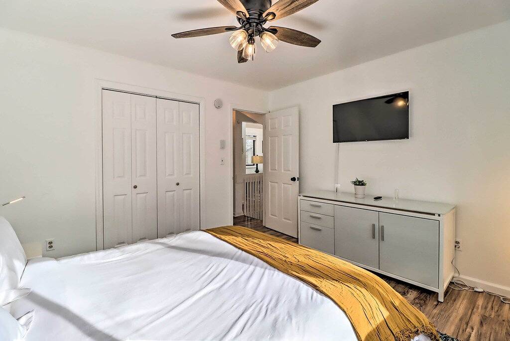 Deck, Fire Pit & Pool Access at Poconos Retreat! in Saw Creek, Monroe County (PA)