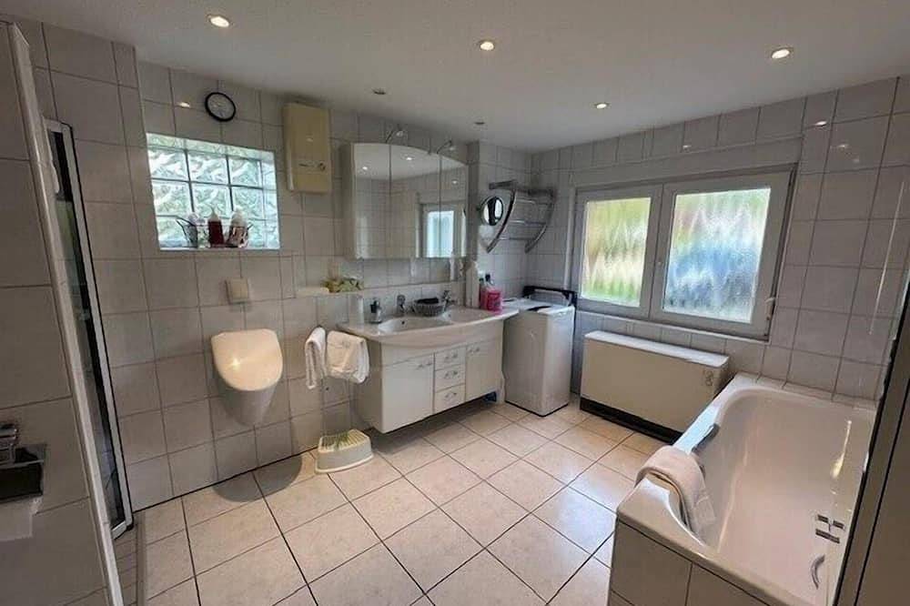 Ganze Wohnung, Charmantes Fachwerkhaus (95qm) in ruhiger Lage mit Garten in Hilchenbach, Kreis Siegen-Wittgenstein