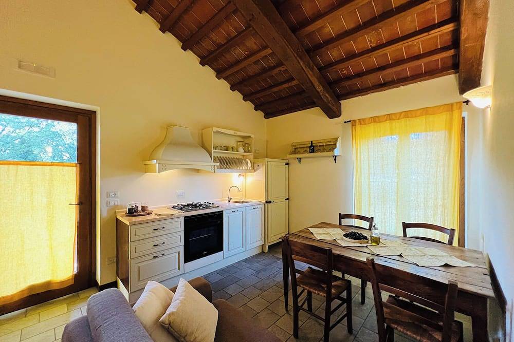 Family-friendly organic farmhouse, authentic Tuscan experiences, lake-view pool in Pieve Santo Stefano, Valtiberina