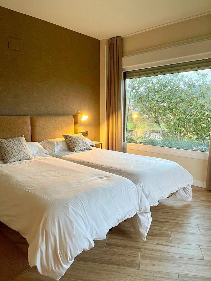 Chalet para 26 personas, con jardín además de piscina y vistas en Comarca de Santander - 4