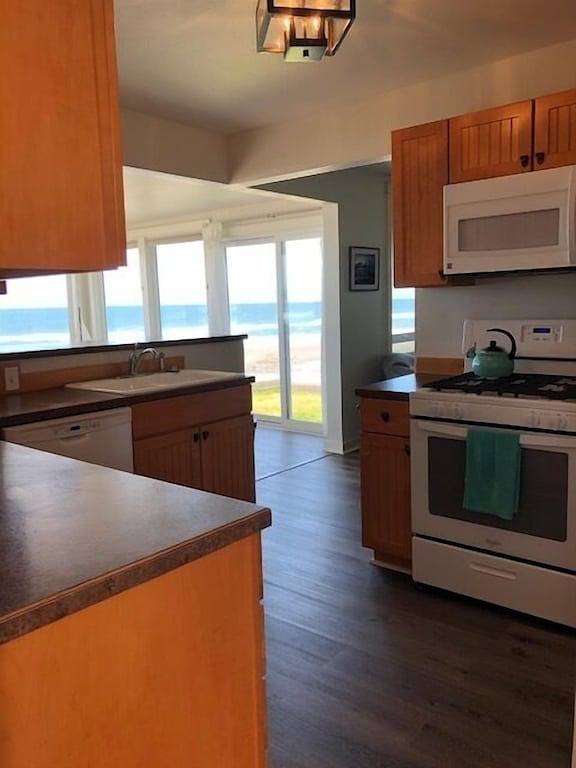 Am Meer und in der Nähe von Strand, Geschäften und Restaurants. in Oceanlake, Lincoln City