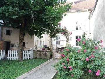 Chambre d’hôte pour 2 personnes, avec terrasse ainsi que vue et jardin dans Neufchâteau