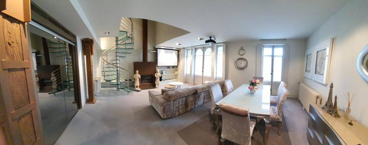 Apartamento para 5 personas, con Balcón y Jacuzzi además de Terraza y Piscina en Pamplona