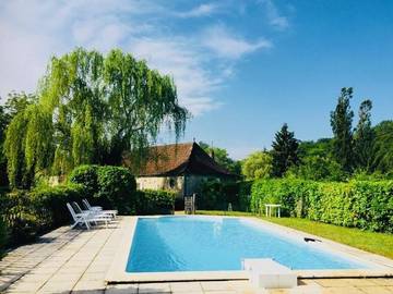 Gîte pour 7 personnes, avec vue et piscine ainsi que jardin et vue sur le lac, adapté aux familles à Les Arques