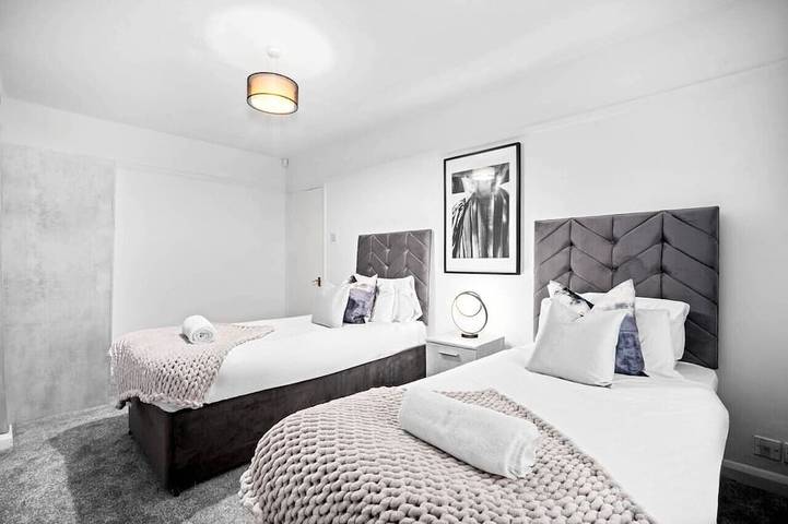 Modern 3 Bedroom House - Parking  - Garden in Birmingham, Birmingham Area