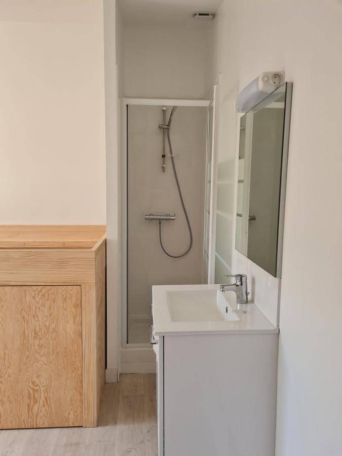 Double Room with Private Bathroom in Cenon, Région de Bordeaux