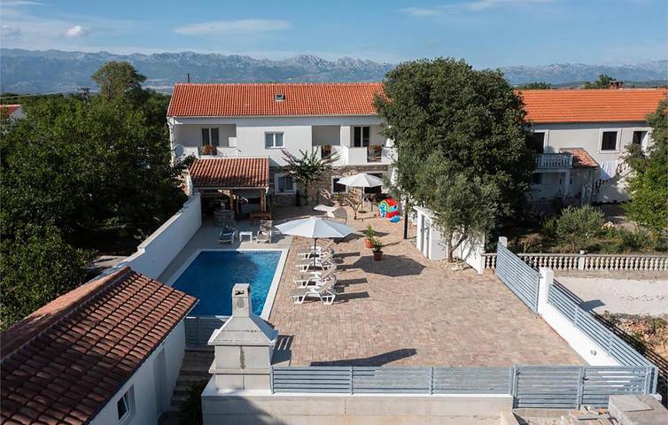 Ferienhaus für 8 Personen, mit Pool und Terrasse - 1