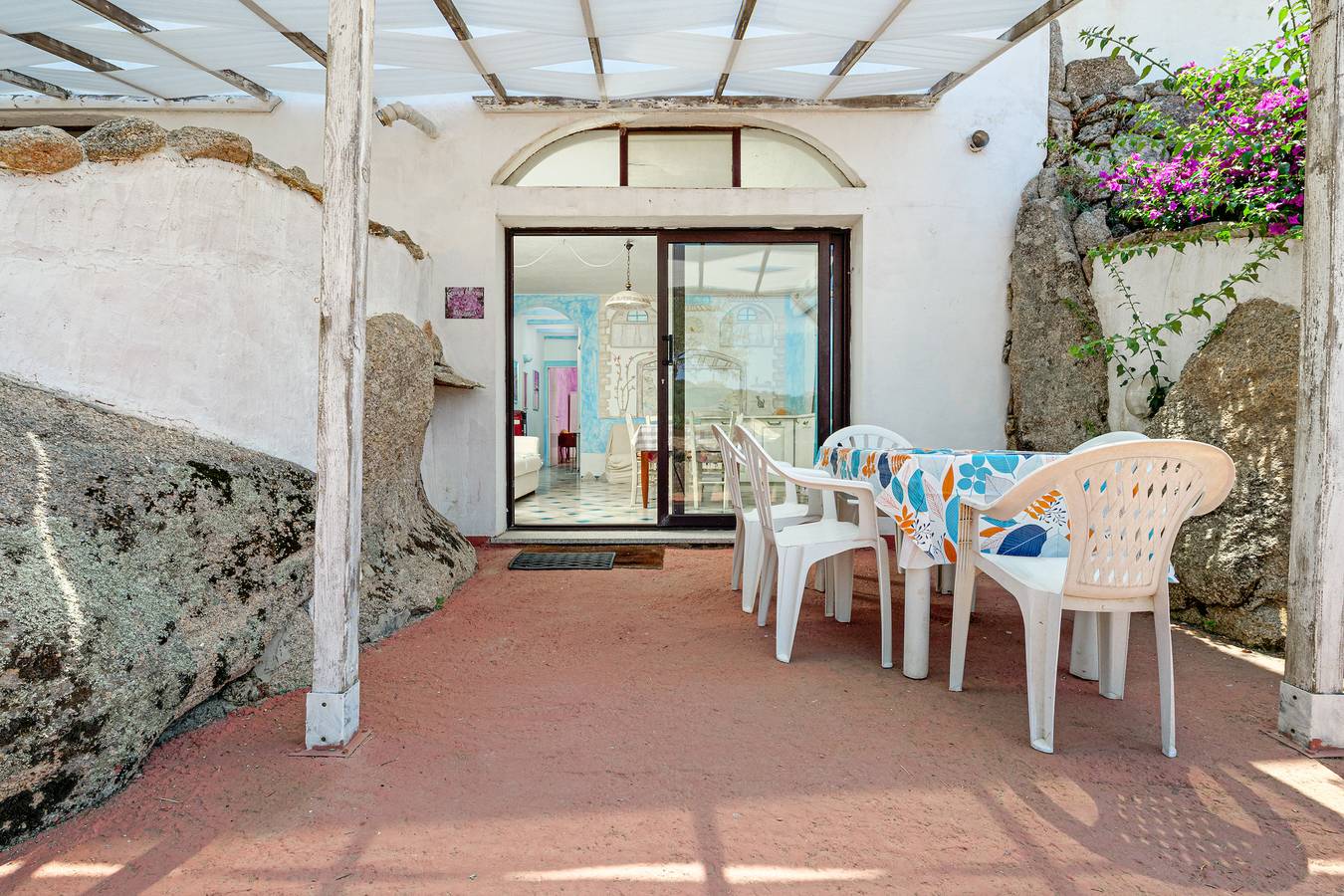 Appartamento intero, Appartamento 'Bouganville' con vista sulle montagne, terrazza privata e Wi-Fi in Arzachena, Costa Smeralda