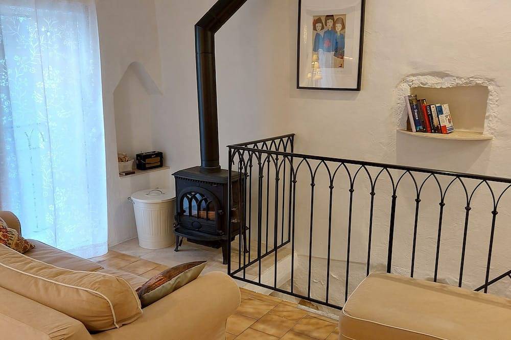 Apartamento entero, In the heart of a medieval French village. One bed apartment. Pet friendly in Cipières, Region de Cannes