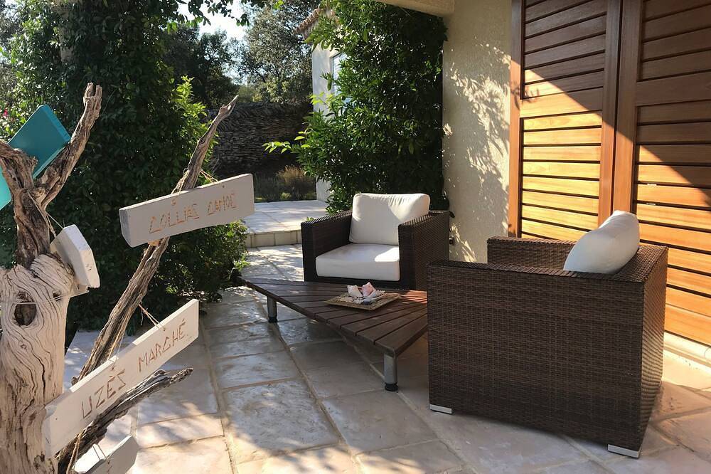 Charming house, Zen atmosphere in the garrigue, Private heated pool & Jacuzzi in Castillon-du-Gard, Region de Nimes