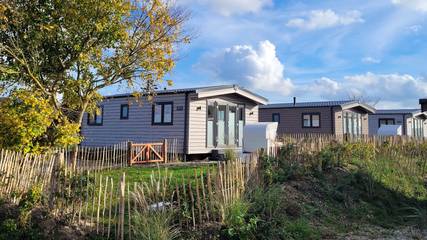 Wohnwagen für 5 Personen, mit Whirlpool und Garten sowie Terrasse und Sauna, mit Haustier in Schashagen