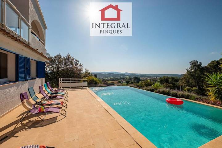 Location de vacances pour 9 personnes, avec vue ainsi que piscine et jardin à Vall-llobrega - 2