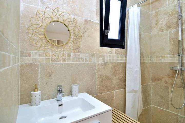 Location de vacances pour 7 personnes, avec terrasse à Bezouce - 4