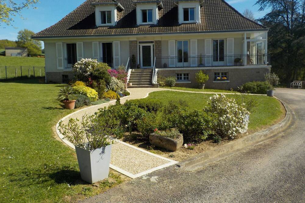 Entire apartment, Charming Petit Pont Apartment in Saint-Brice-sur-Vienne, Rochechouart region