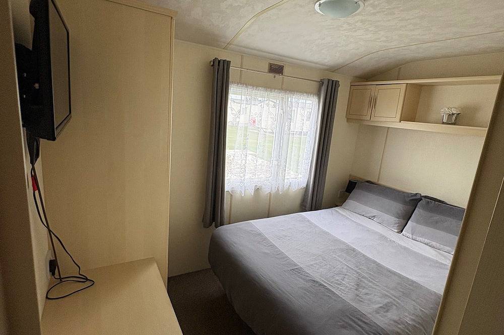 Cabin Sleeps 8 with Indoor Pool in Chapel St. Leonards, Lincolnshire