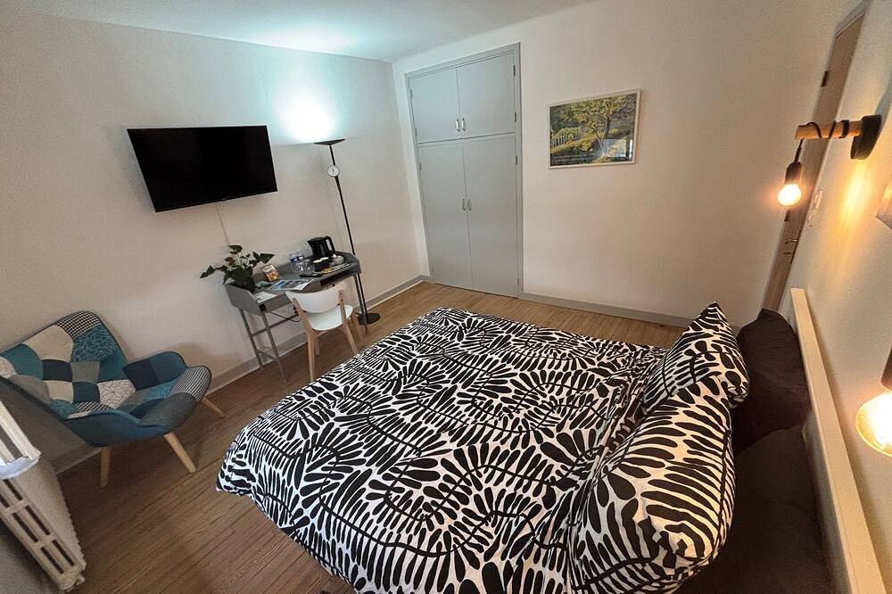 Elegant, fully-equipped guest room facing the Ariege Pyrenees, Tv and Wifi. in Lavelanet, Ariège