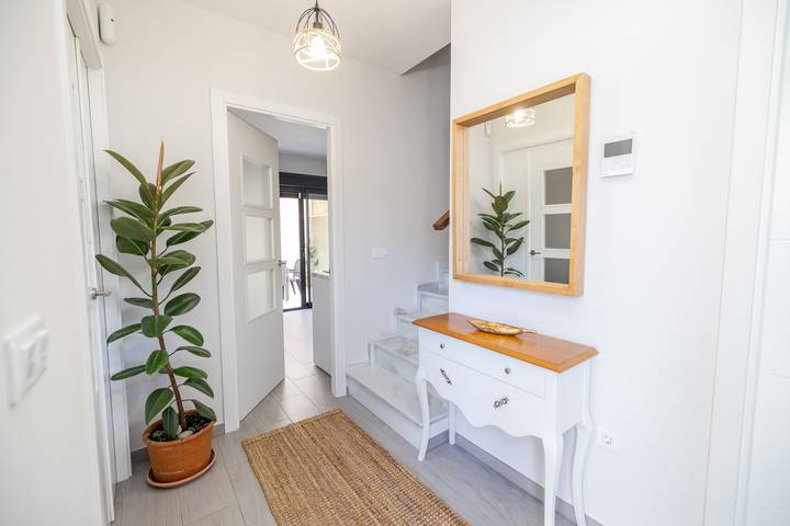 Casa Flor del Rocío – Sevilla – 4 Schlafzimmer für 8 – Klimaanlage, Terrasse & Parkplatz in La Rinconada, Sevilla Provinz