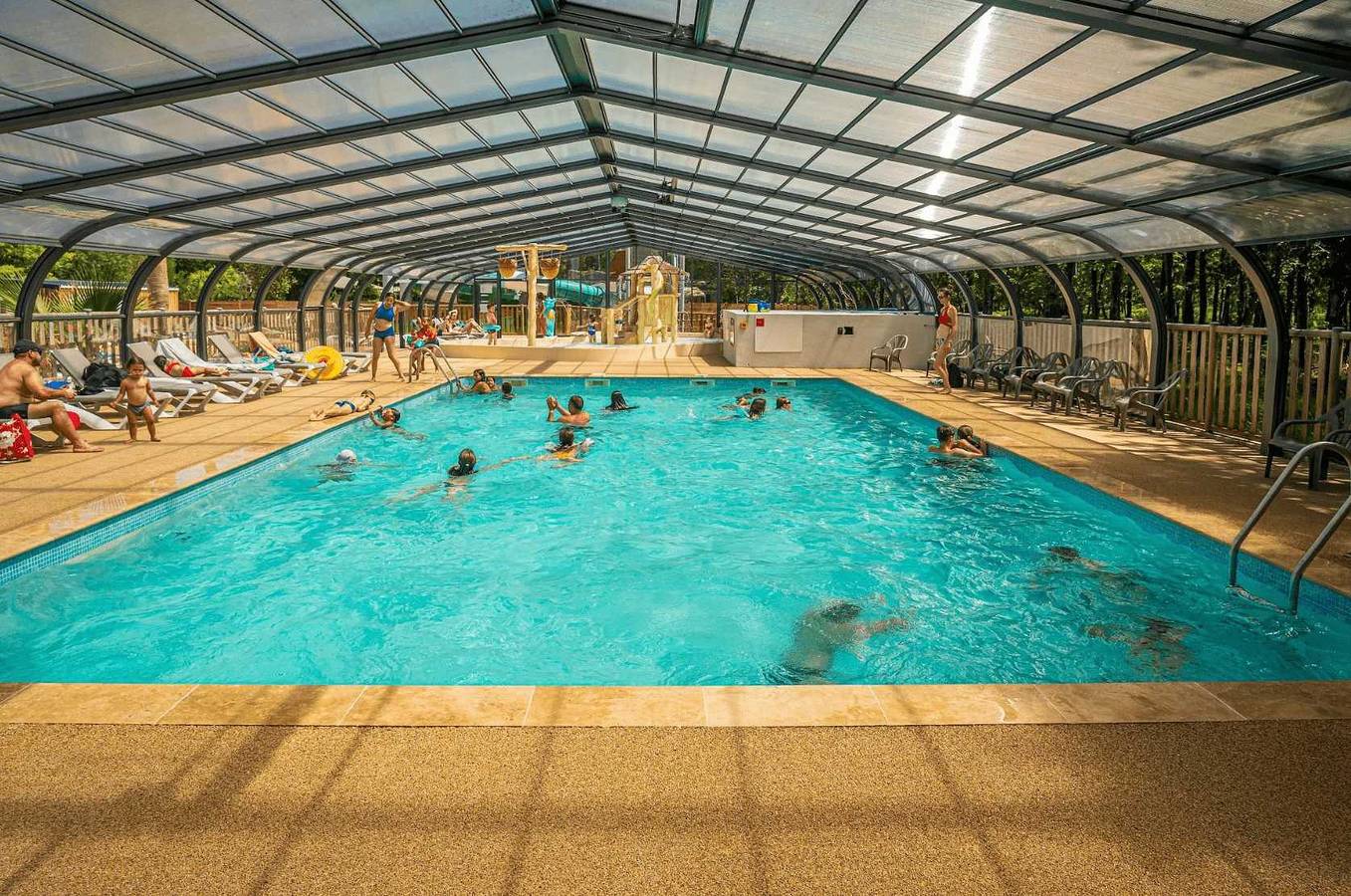 Zecamping familial dog friendly familial piscine couverte in Hourtin, Parc naturel régional du Médoc