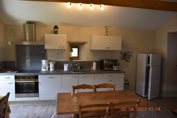 Location de vacances pour 2 personnes, avec terrasse ainsi que vue et jardin à Sablières - 2