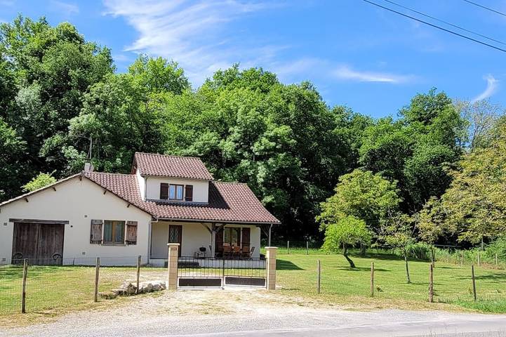 Location de vacances pour 10 personnes, avec terrasse et jardin à Bourgnac