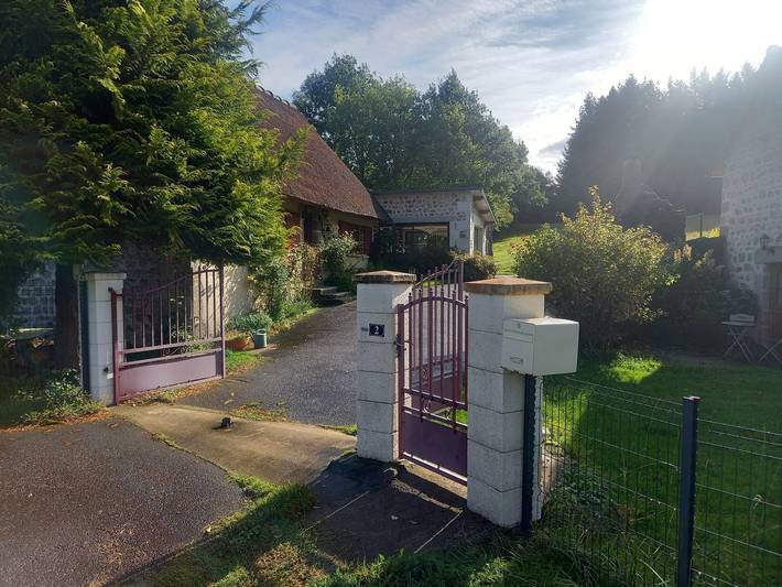 Gîte pour 12 personnes, avec Terrasse et Piscine à Saint-Agnant-près-Crocq