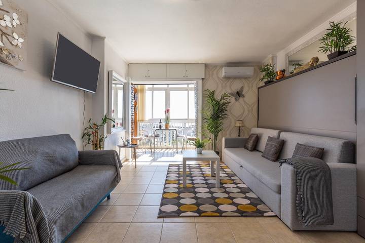 Entire apartment, Apartment 'Aguila' with Shared Pool & Wi-Fi in Benalmádena Costa, Benalmádena