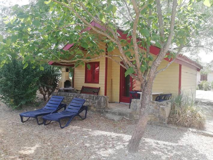 Chalet pour 4 personnes, avec terrasse ainsi que vue et piscine