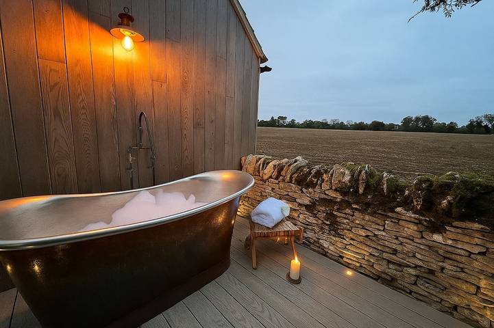 Log cabin for 6 people, with garden and hot tub, with pets in Cirencester