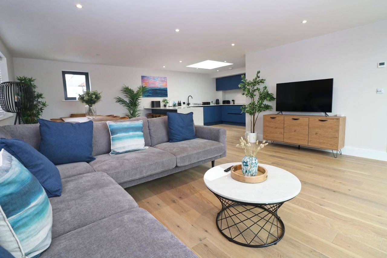 Entire apartment, Three-Bedroom Apartment in Harlyn, Cornwall
