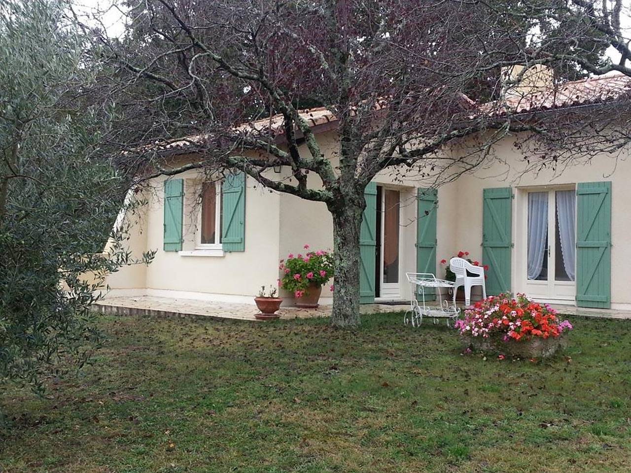 Appartement entier, Appartement avec piscine à Montpezat-de-Quercy 40 m² in Montpezat-de-Quercy, Tarn-et-Garonne