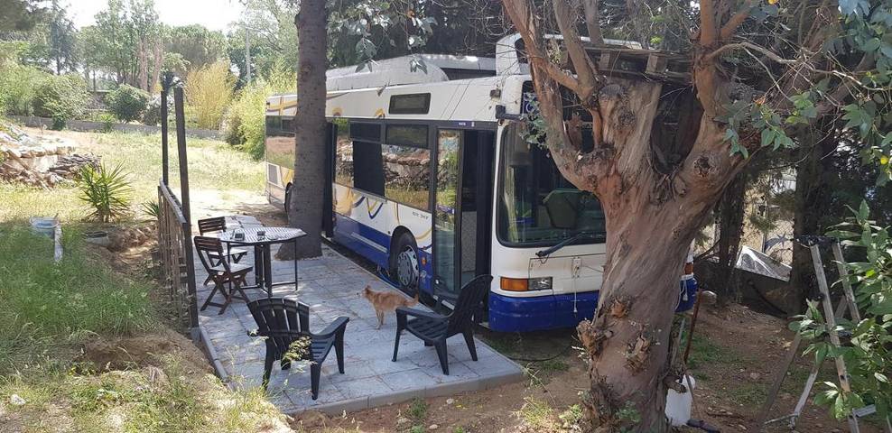 Camping pour 2 personnes, avec piscine et jardin ainsi que terrasse et vue