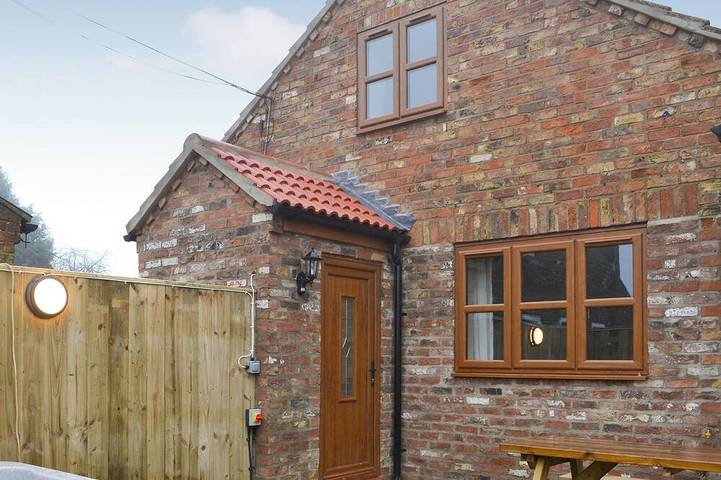 Log cabin for 5 people, with hot tub and garden, with pets in Brandesburton