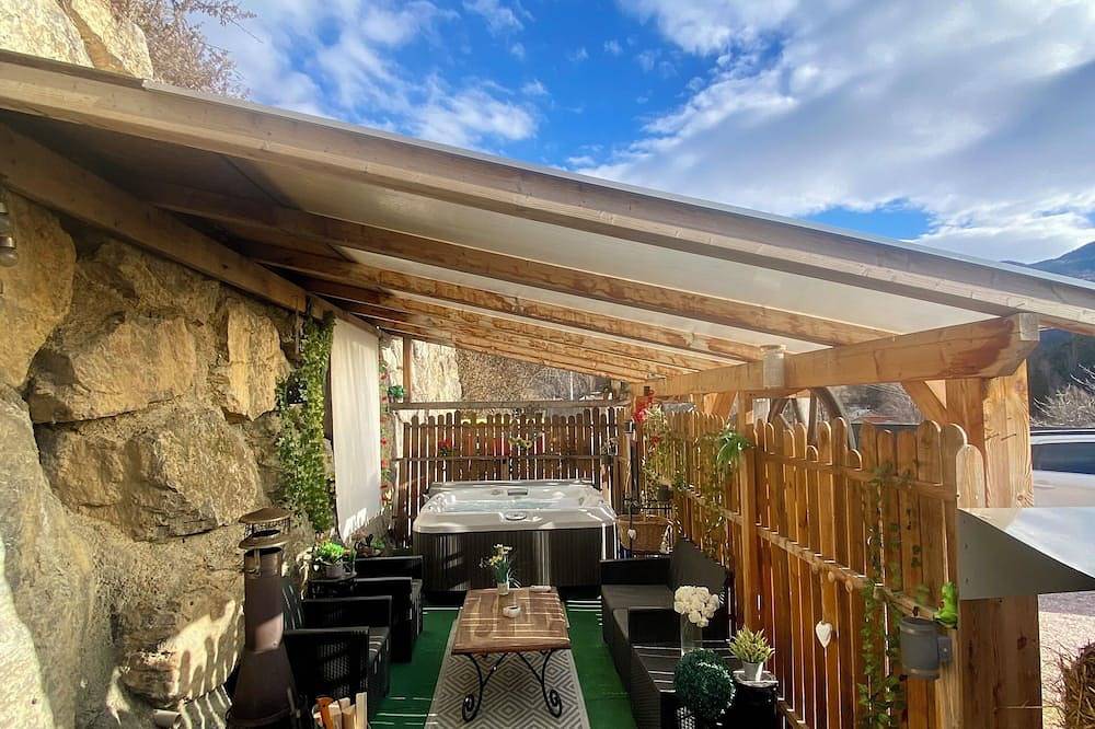 Chalet Couple Avec Jacuzzi Privatif in Guillestre, Écrins National Park