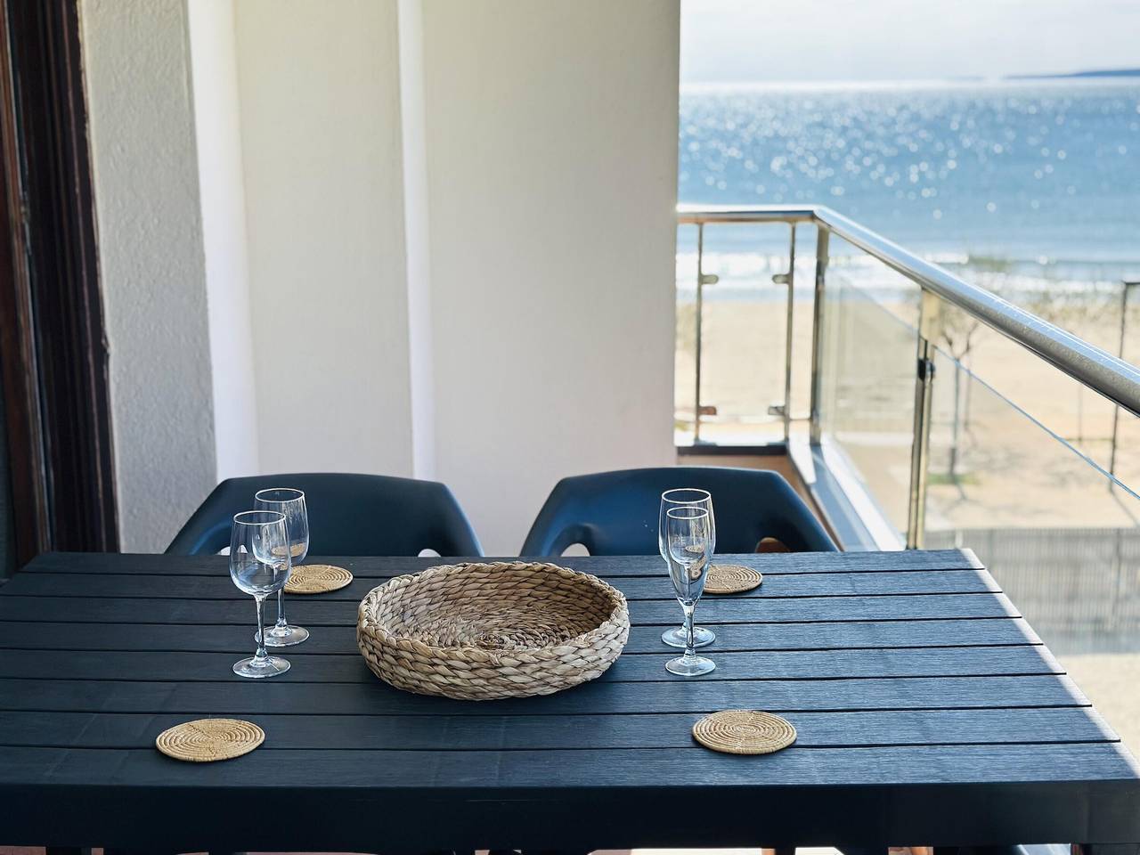 Entire apartment, Seafront apartment with terrace and private parking in Roses in Santa Margarida, Roses