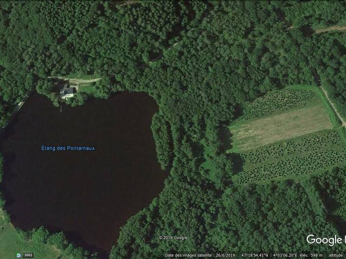 Charmantes Haus am See mit Kamin in Dun-les-Places, Naturpark Morvan