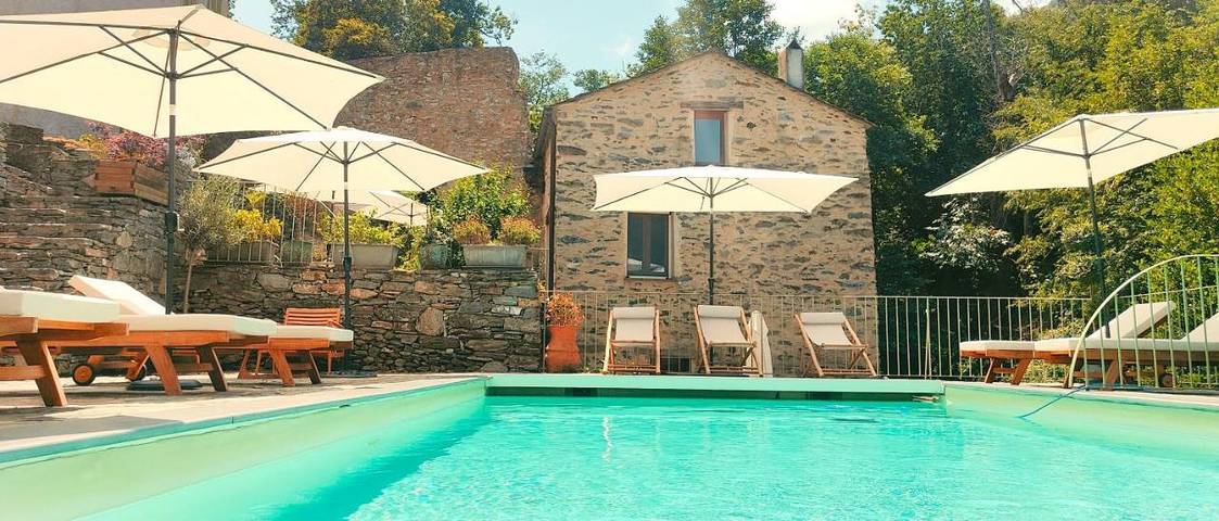 Location de vacances pour 4 personnes, avec vue ainsi que jardin et piscine à Ortiporio