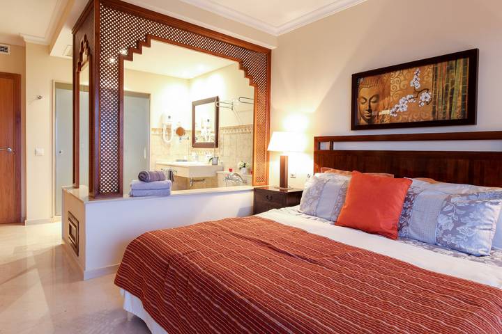 Entire apartment, Holiday luxury at Malibu Mansions, private hot tub in Playa El Bombo, Mijas