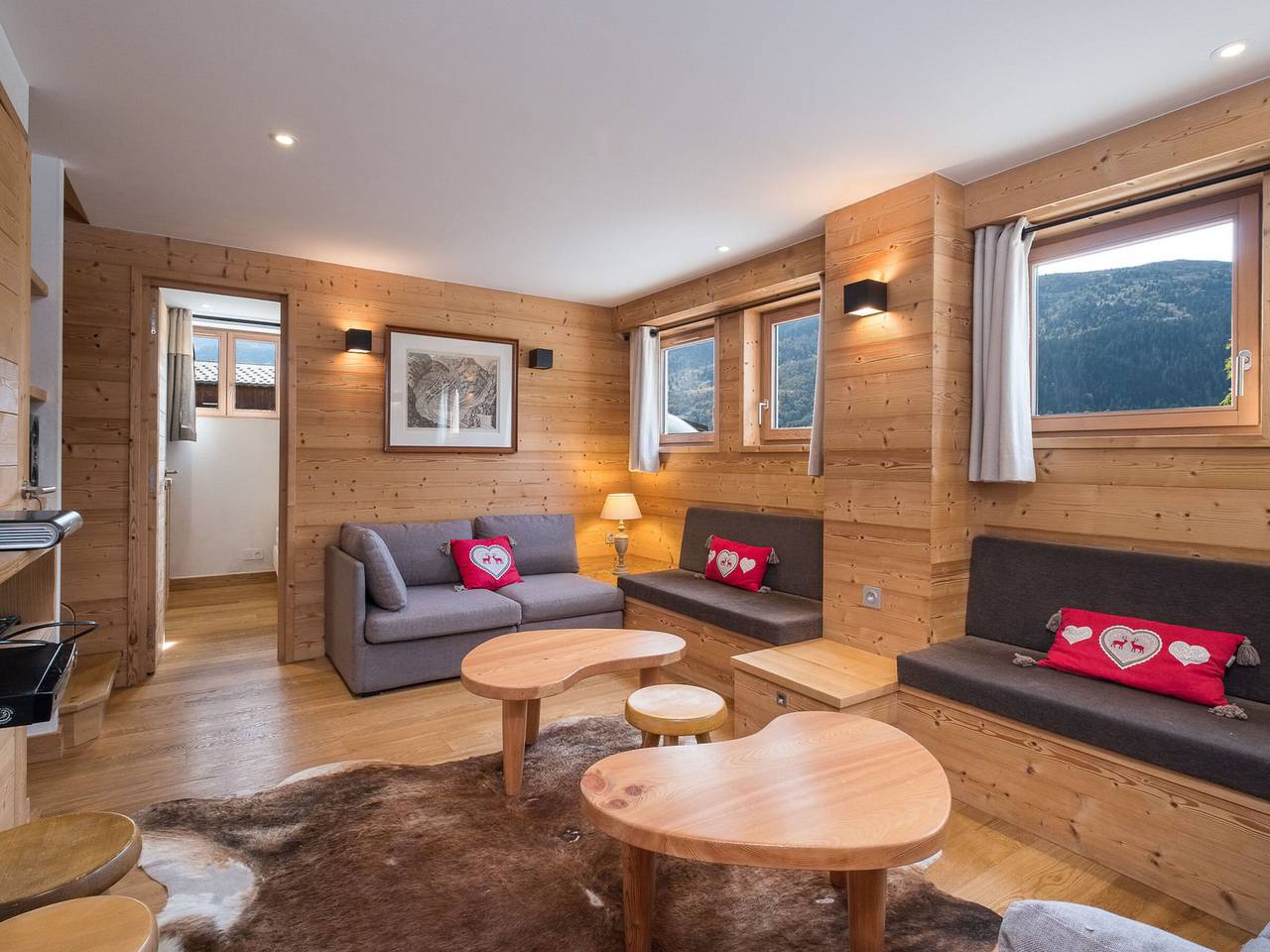 Ganze Wohnung, Chalet mit 4 Schlafzimmern, in Pistennähe, Parkplatz, für 8 Personen in Meribel Village, Courchevel