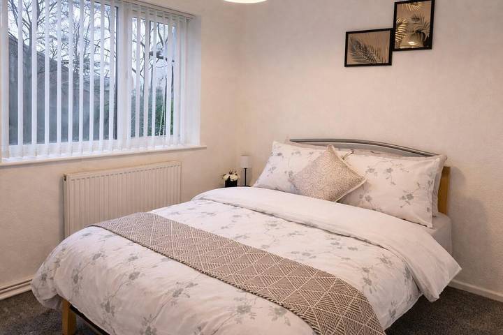 2 Bed Home - Parking for 2, Wifi & Garden in Nottingham, East Midlands