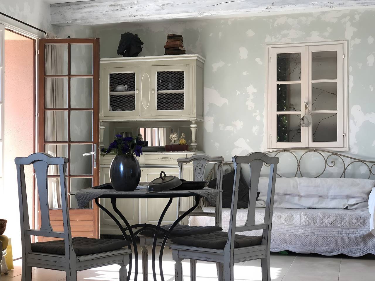 Maison de vacances 'Chez Lara' avec vue sur la montagne, piscine partagée et Wi-Fi in Lacoste, Parc naturel régional du Luberon