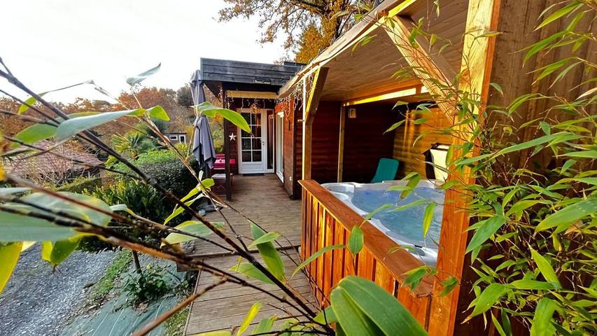 Gîte pour 2 personnes, avec Jacuzzi et Terrasse ainsi que Jardin et Sauna dans Fichous-Riumayou