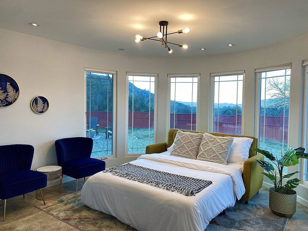 Mountain Escape Near Yosemite South Gate, Hot Tub, Views, Games & Pet friendly! in Oakhurst, Madera County