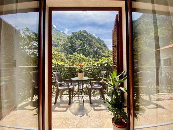 Apartament wakacyjny dla 4 osób, z balkon i jacuzzi w Kotor