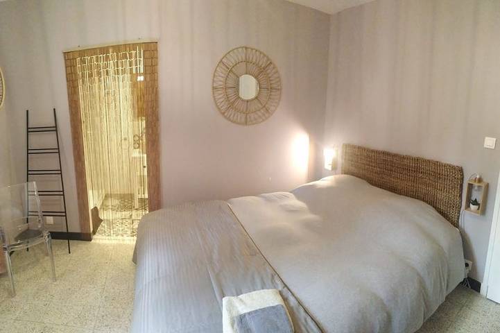 Location de vacances pour 8 personnes, avec jardin et jacuzzi, animaux acceptés à Saint-Andiol - 2