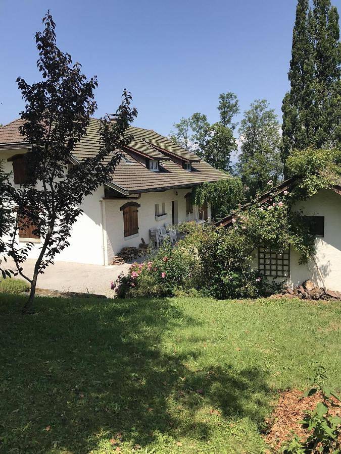 Location de vacances pour 22 personnes, avec vue ainsi que jardin et terrasse, animaux acceptés à Montcel - 2