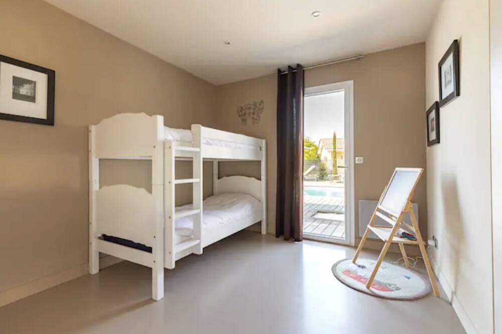 Beautiful villa 800m from the ocean - 5 bdrms 12 pers - heated salt pool and pétanque court in Vensac, Région de Lesparre-Médoc