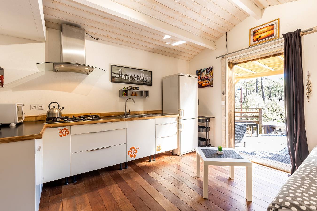 Entire studio, 'Studio 500m from Carcans Beach' with Garden & Wi-Fi in Carcans Plage, Carcans