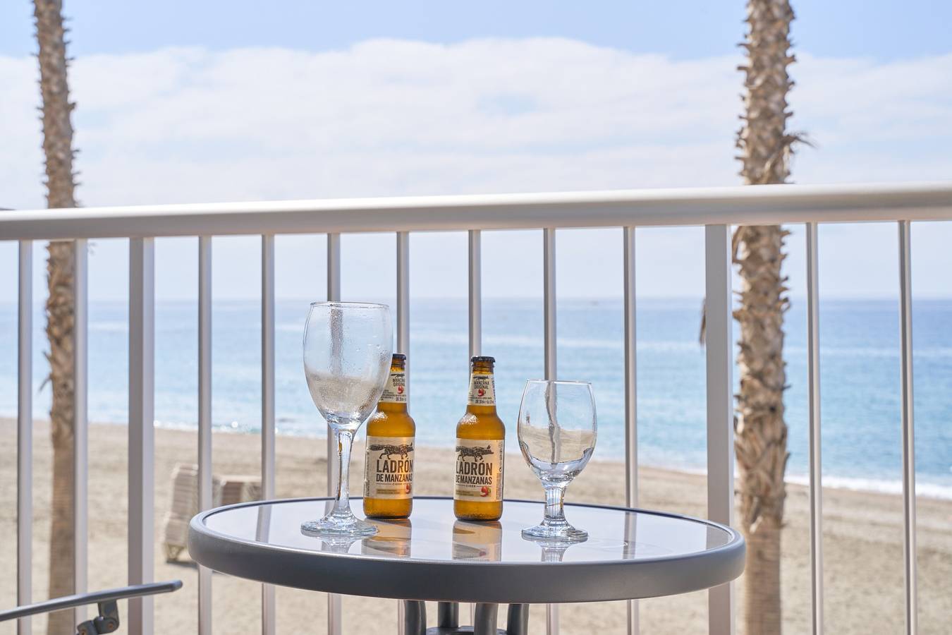 Apartamento entero, Apartamento 'Frente al Mar y a Pie de Playa' con Balcón, Wi-Fi y Aire Acondicionado in Motril, Costa Tropical