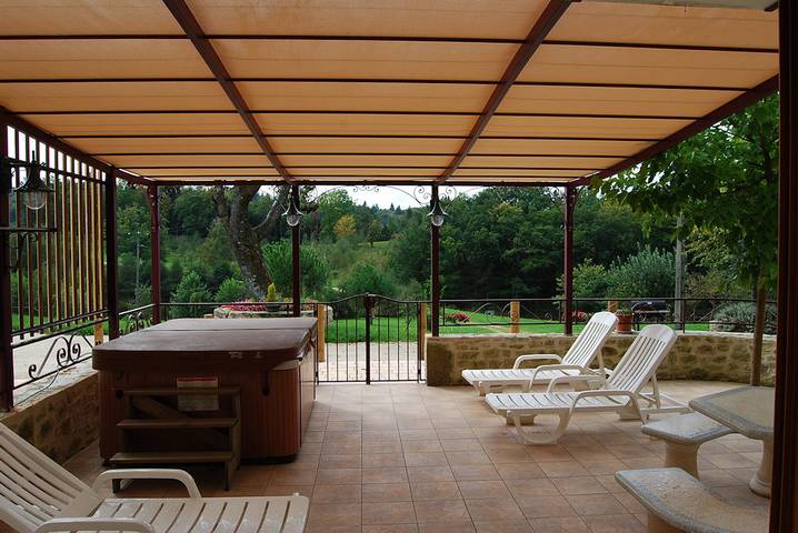 Gîte pour 16 personnes, avec terrasse et jacuzzi ainsi que jardin et piscine dans le Lot - 3