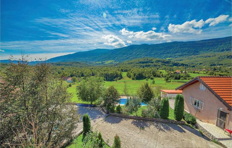 Geräumige 2-Zimmer-Wohnung mit Pool, Terrasse und WLAN in Crni Kal, Lika-Senj